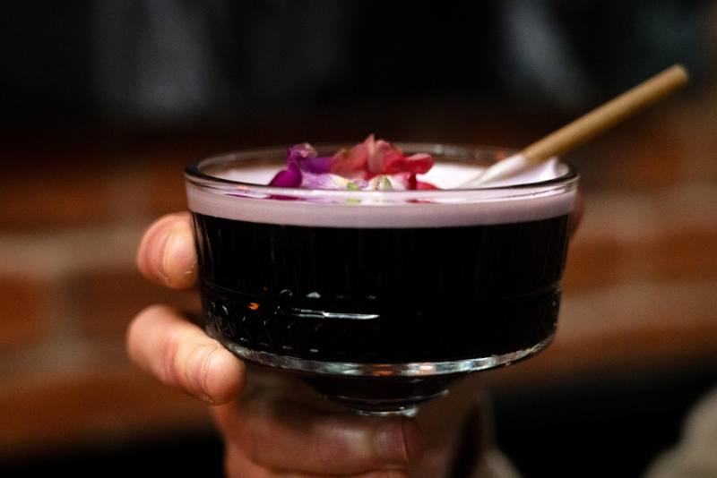 Cocktail terminé présenté par un participant