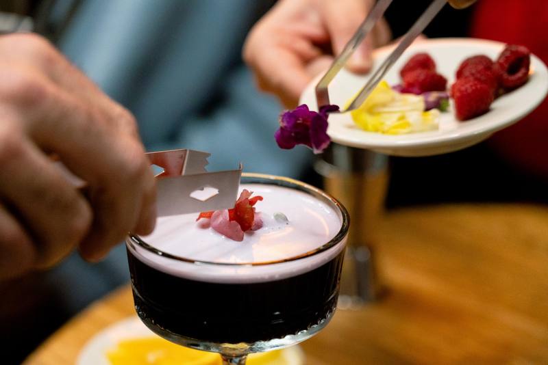 Décoration d'un cocktail avec des fleurs comestibles